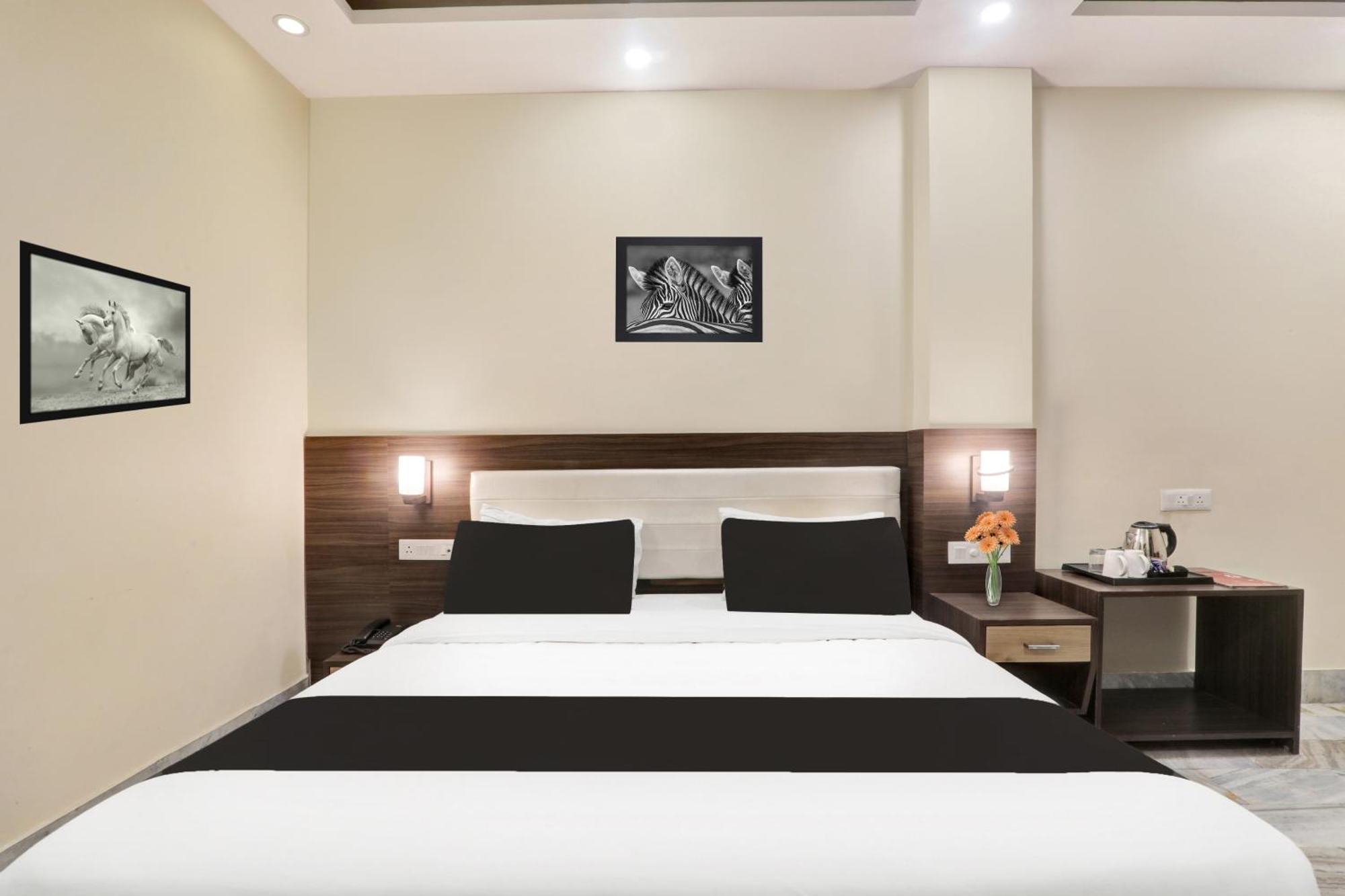 Super Townhouse Kankarbagh Formerly Kunwar Alcajars Patna  Eksteriør billede