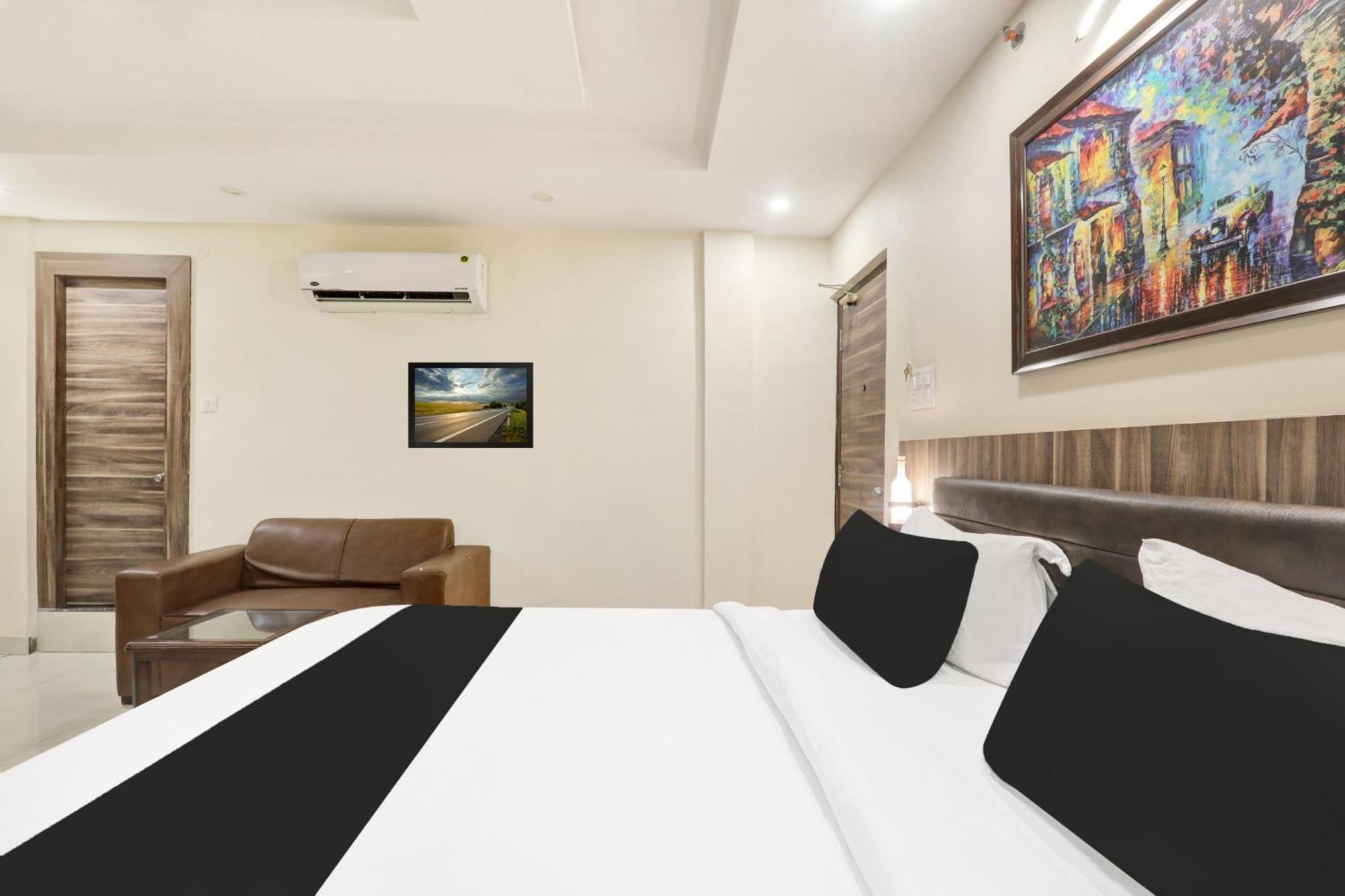 Super Townhouse Kankarbagh Formerly Kunwar Alcajars Patna  Eksteriør billede