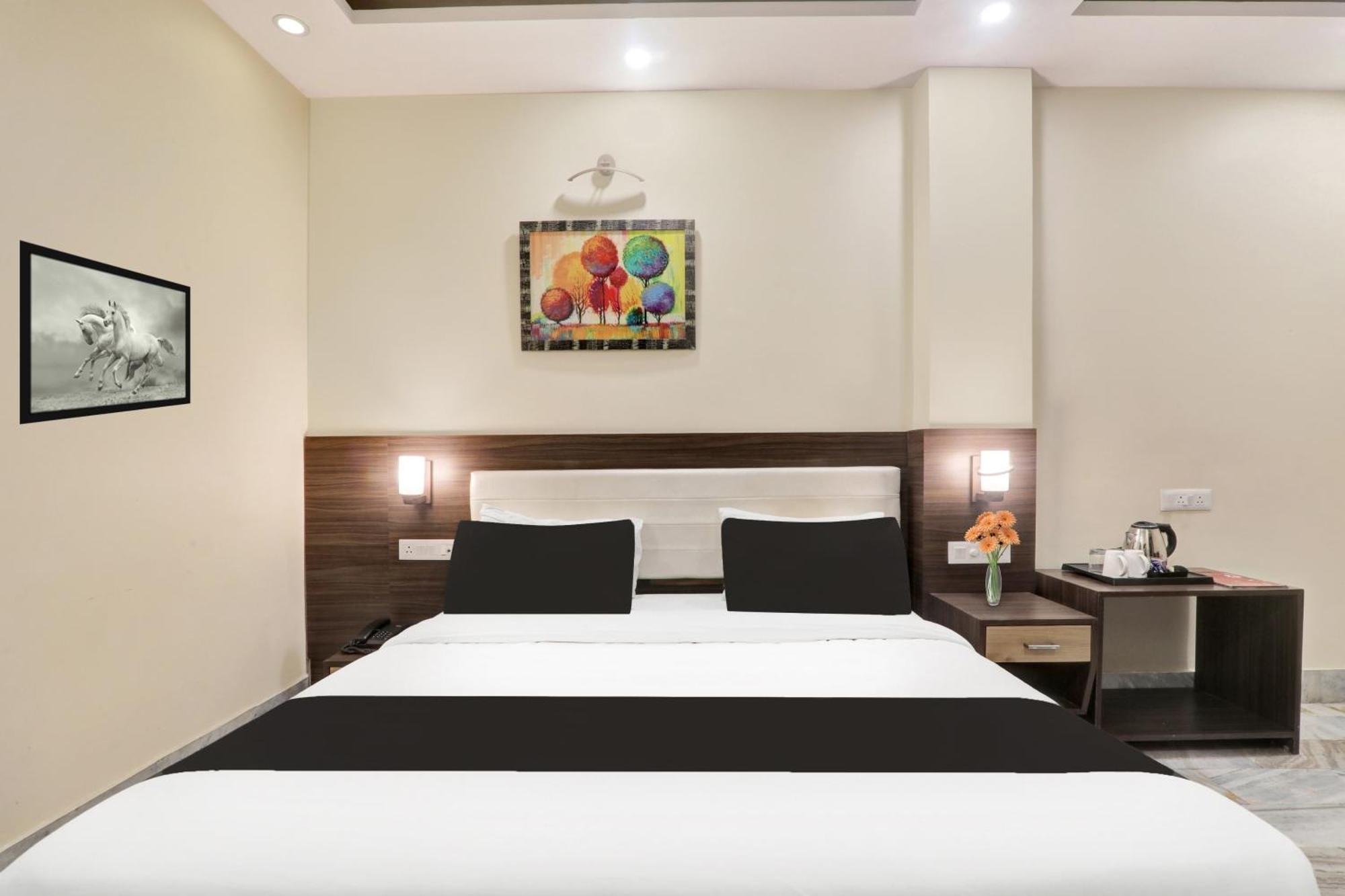 Super Townhouse Kankarbagh Formerly Kunwar Alcajars Patna  Eksteriør billede